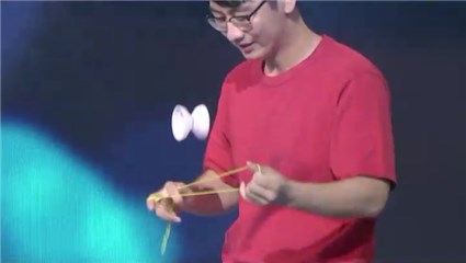 一号男嘉宾表演悠悠球