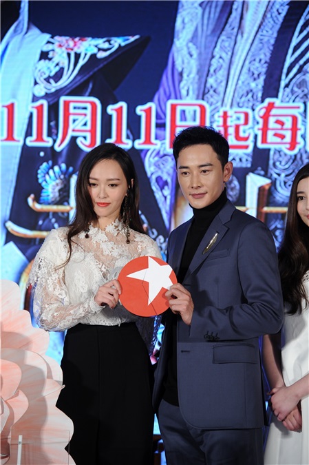 吴建豪出席《锦绣未央》开播发布会 唐嫣蕾丝透视衫配高腰裤时尚可爱