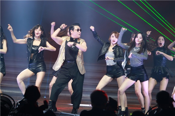 鞠婧祎SNH48第三届总决选摘得桂冠 王冠、披风加身尊贵公主甜美迷人