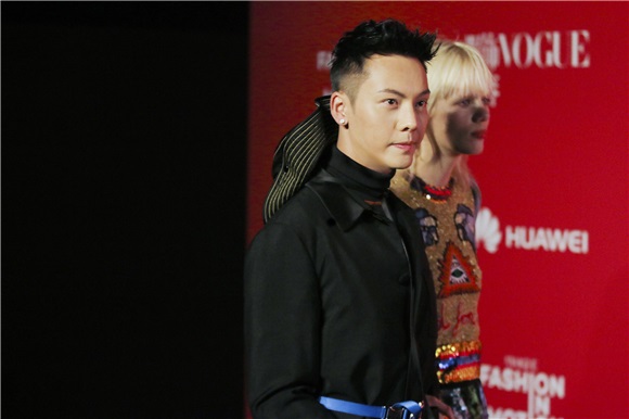 陈伟霆受邀出席《Vogue》庆祝派对 即兴表演引爆全场高潮