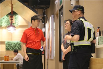 孙红雷、王迅和快餐店工作人员在一起