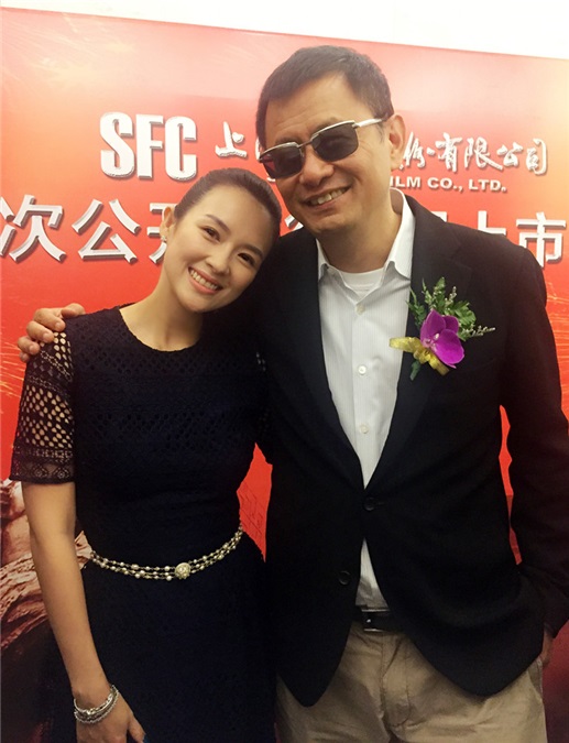 章子怡王家卫助阵上影上市 老友相见亲密搭肩