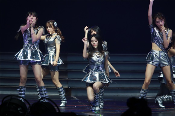 鞠婧祎SNH48第三届总决选摘得桂冠 王冠、披风加身尊贵公主甜美迷人