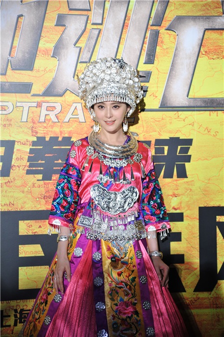 成龙《绝地逃亡》发布会「最炫民族风」跳舞卖萌 范冰冰变身「最美苗族小妹」