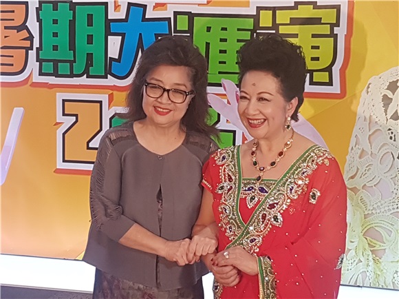 薜家燕出席艺术中心暑期大汇演
徐小鳯
现身支持