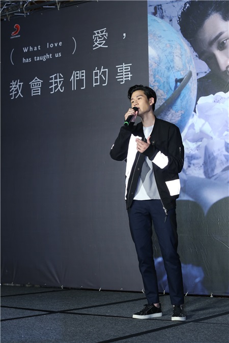 周兴哲为新专辑《爱,教会我们的事》宣传