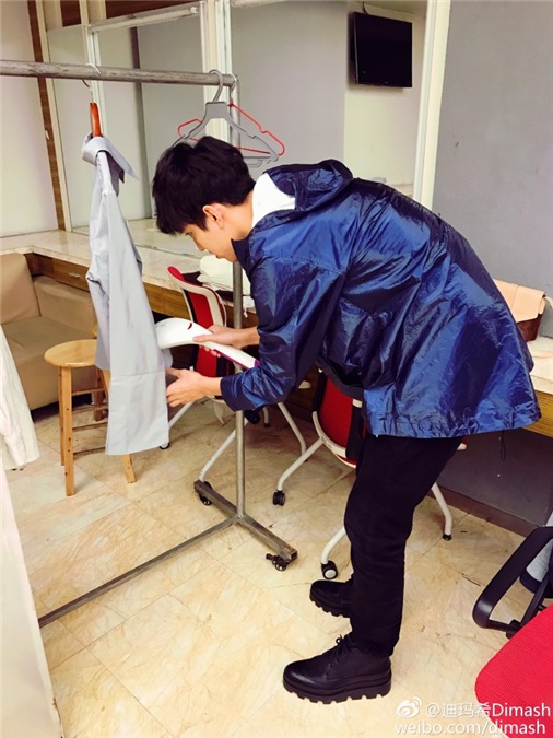 迪玛希自己烫衣服 粉丝笑问:能自己更博吗