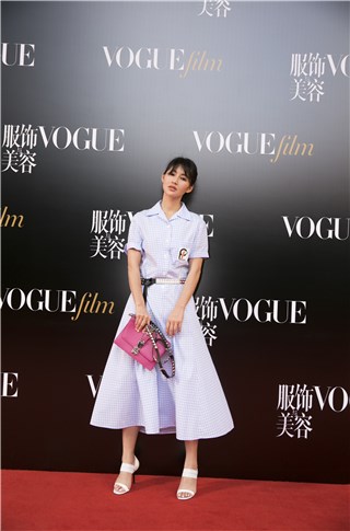 陈燃亮相时尚活动 简约格子衬衫裙清新复古