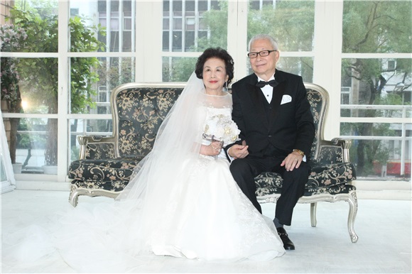 何润东与老婆和爸妈一起拍摄结婚周年纪念照