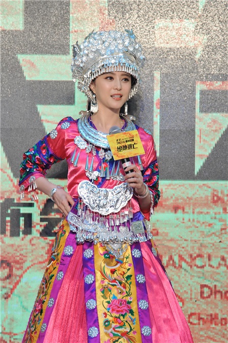 成龙《绝地逃亡》发布会「最炫民族风」跳舞卖萌 范冰冰变身「最美苗族小妹」