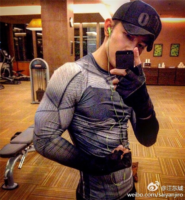 汪东城深夜秀健美身材 粉丝直呼人鱼线让人清醒