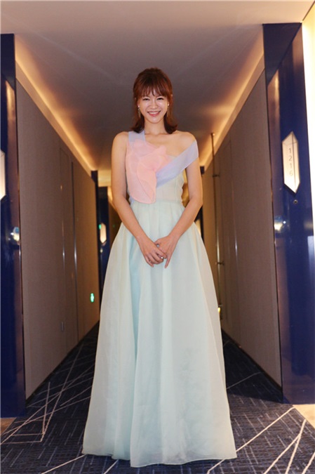 李艾自嘲「蹭合影」 艾笑女神「嫩出水」