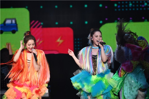 Twins上海演唱会万人大合唱 粉红闺蜜装仙女下凡