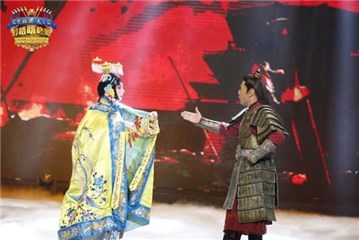 於荣光化身项羽与虞姬对唱