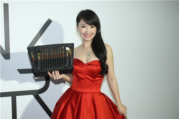 王俐人出席情人节彩妆活动