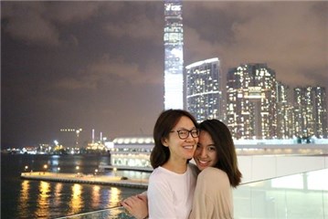 超时代姐妹花！闫妮与女儿亲密相拥出镜似姐妹