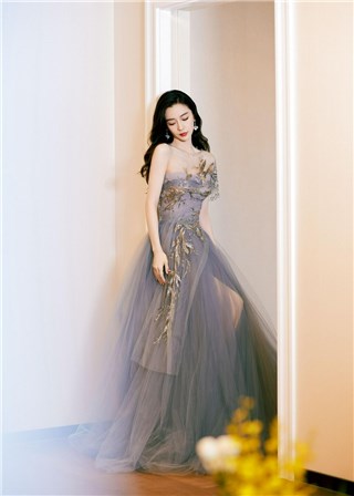 Angelababy穿雾霾紫抹胸纱裙   笑容甜美似少女气质优雅迷人