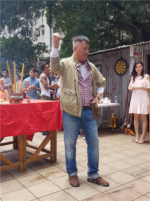 万梓良、吴家丽、张继聪、白只等电影《》今晚打丧尸》举行开镜拜神仪式