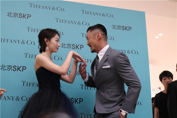 「宇宙夫妇」合体出席Tiffany活动 余文乐「老司机」频频逗乐周冬雨互动暧昧默契