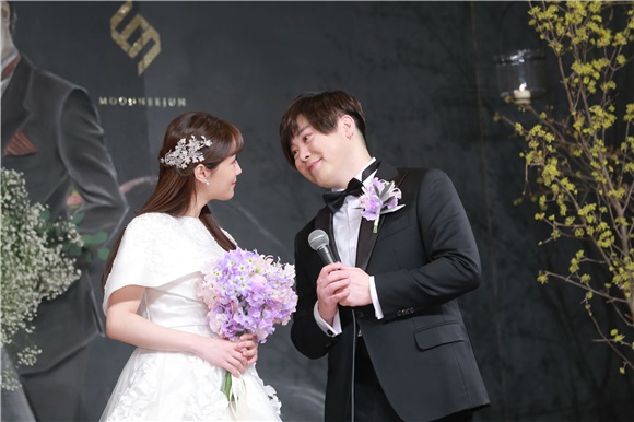 文熙俊、昭燏举行婚礼亮相媒体见面会