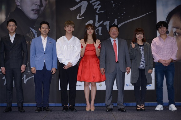 网络电影《闭上双眼》举行制作发布会 B1A4成员Baro、演员薛仁雅等出席