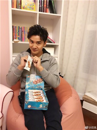 田亮微博粉丝破两千万 晒女儿森碟照片庆贺