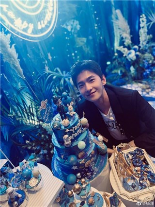 杨洋晒照庆祝30岁生日 白T配黑西装侧颜太优越