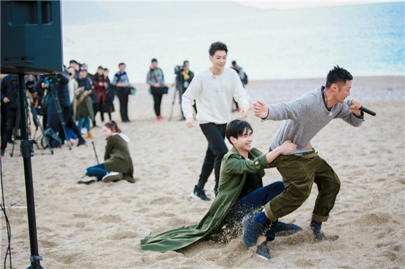 余文乐《二十四小时》唱《无间道》 遭胡一天拦腰上演回忆杀