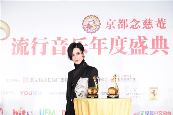迪玛希收获年度杰出艺人大奖 带病清唱感动全场