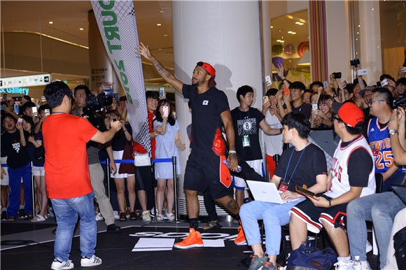NBA球星德里克·罗斯与韩星HaHa Epik High等出席2016篮球大会决胜战活动