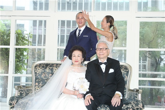 何润东与老婆和爸妈一起拍摄结婚周年纪念照