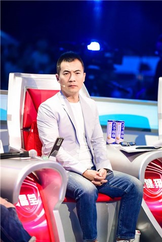 眉头紧簇黄健翔