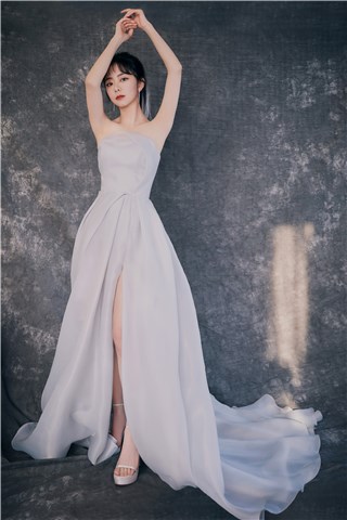 谭松韵出席活动 水雾蓝长裙灵动似蝶
