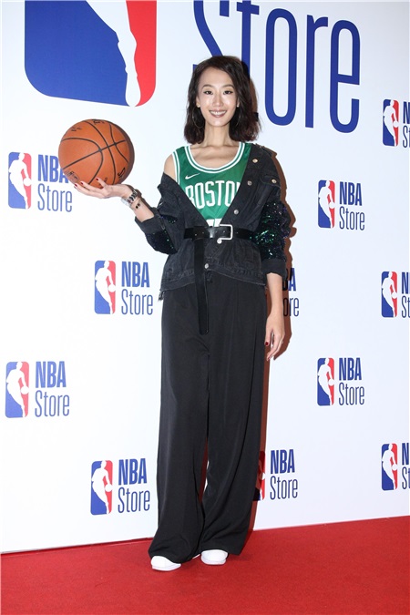 安心亚、Ron Harper出席NBA旗舰店开幕