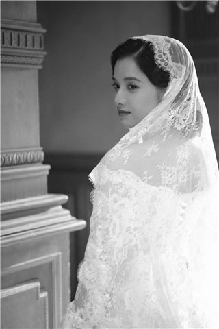 《一见倾心》开启虐心模式 张婧仪复古婚纱造型温婉大气