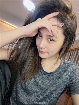 阿娇晒自拍美照五官精致  45度侧颜杀状态超好