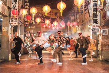 陈布朗携“台客天团”玖壹壹打造台式复古舞曲《恰查某》 防疫在家跳恰恰