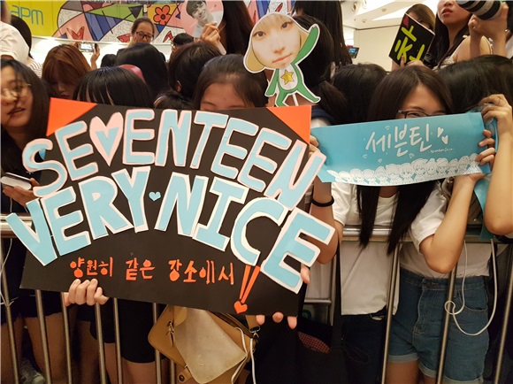 韩国新晋人气男团Seventeen首次来港举办粉丝见面会