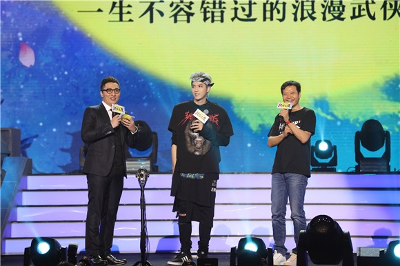 吴亦凡华少等群星共赏月 小米剑侠浪漫之夜闪耀工体