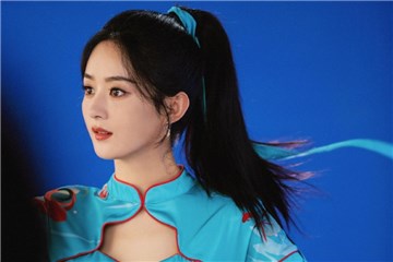 国风美人赵丽颖上线！浅蓝锦鲤印花旗袍搭配高马尾又甜又飒