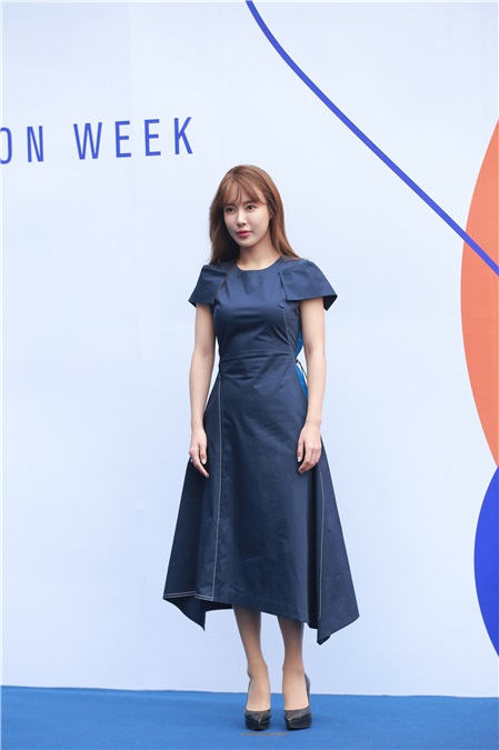 CLARA、文熙景、金允书、崔允英、玄英等出席2017F/W首尔时装周活动