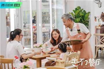 小敏爷爷为客人上菜