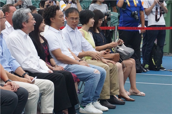 陈奕迅以活动大使出席《赛马会》活动