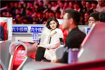 大S仔细观察