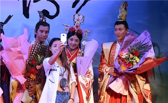 张含韵玩穿越脸圆似福娃显呆萌 张一山古装显丑、沈梦辰灿笑露双下巴