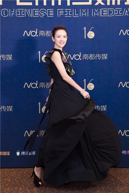 章子怡甘为华语电影当义工 五连任传媒盛典大使深V抢镜