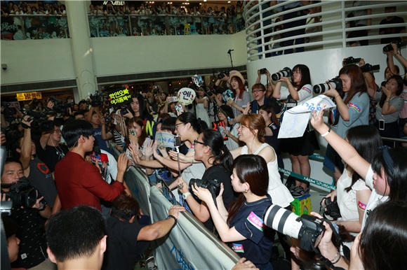 韩国男团VIXX队长N出席《森巴运动嘉年华》揭幕礼xN签唱会