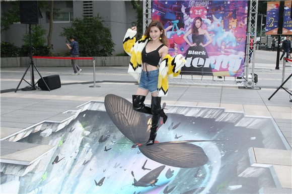 恺乐出席《黑蝴蝶》3D艺术地画揭幕