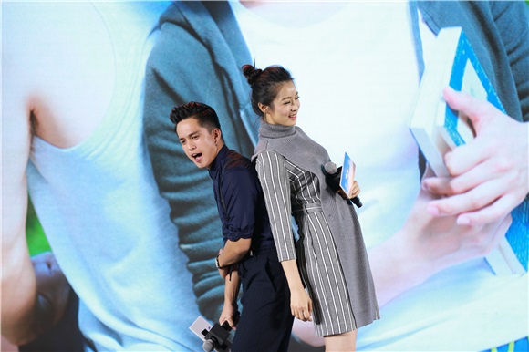 周杰伦出席《一万公里的约定》发布会 首当监制「戳头杀」解锁浪漫新动作