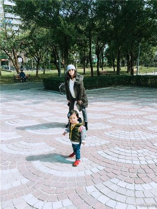 贾静雯带咘咘玩沙 咘咘滚沙想当美人鱼